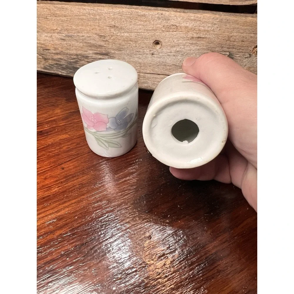 White Column Trumpet Vine Flower Salt and Pepper Shakers Ceramic Classic